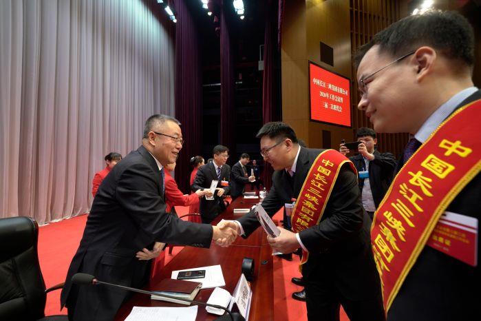 董事長為杰出員工頒獎(jiǎng) 黃正平